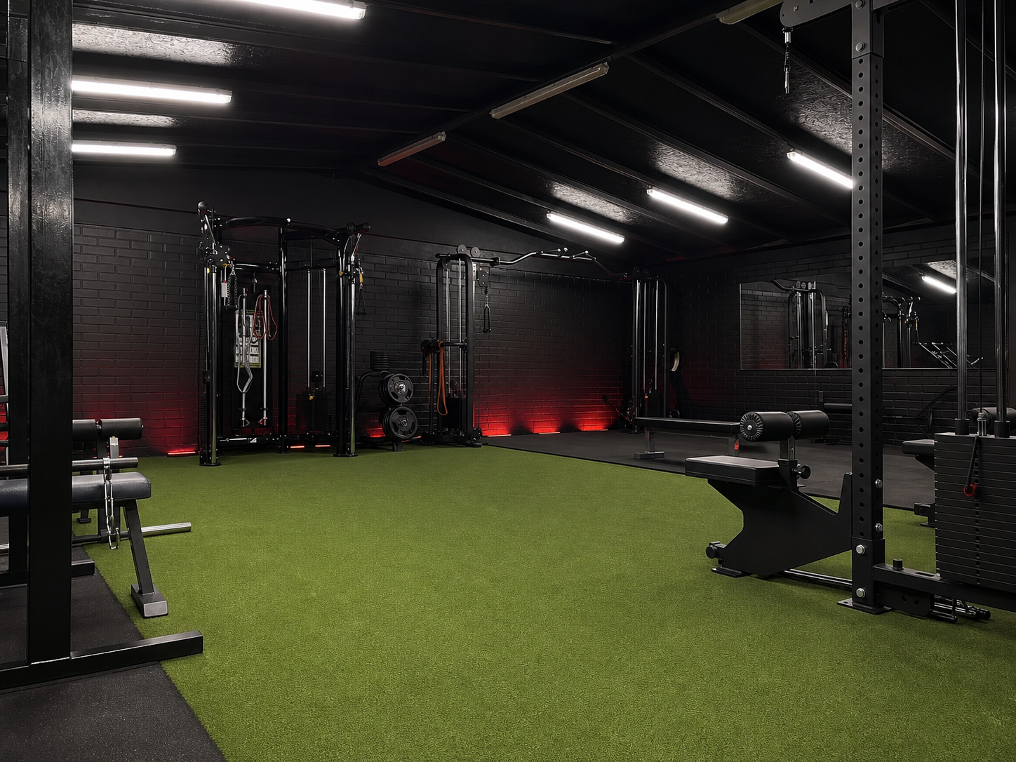 Instalaciones de ACTITUD FIT con alfombra profesional y equipamiento de entrenamiento